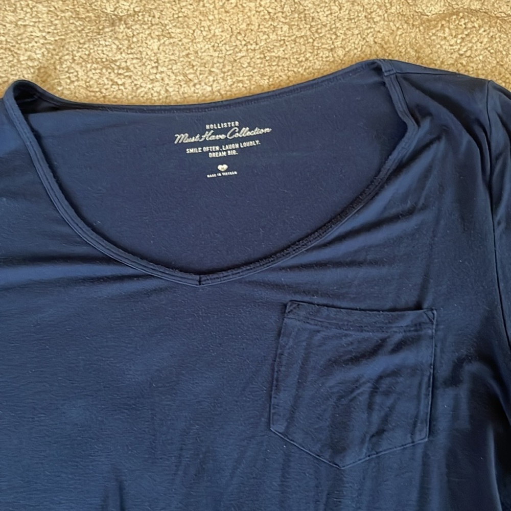 Hollister women’s size medium color navy short sleeve - Picture 3 of 5